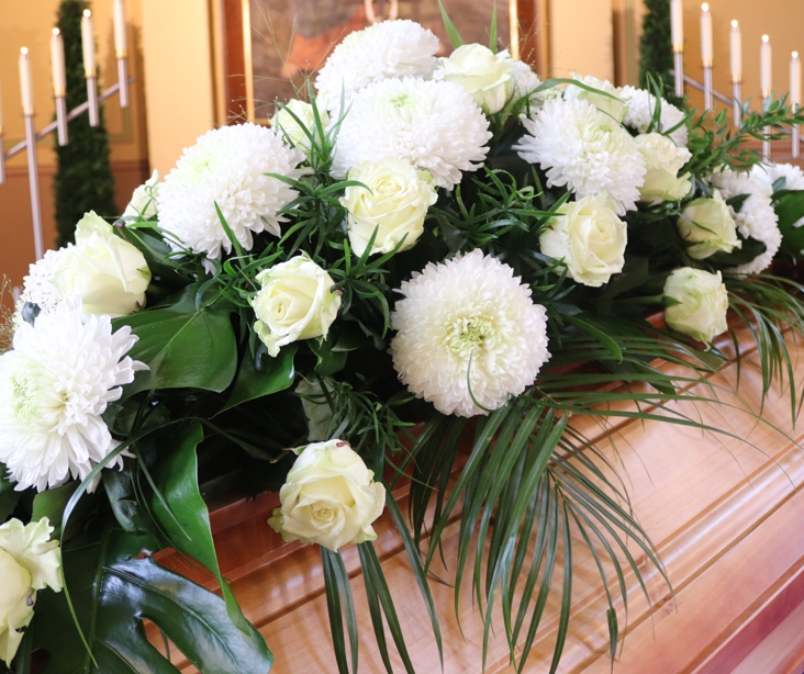 Blumenschmuck auf Sarg | Sagbestattung