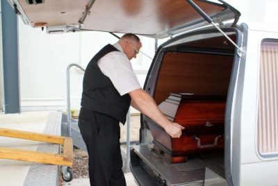 Die Qualifizierung zum Bestattermeister / zur Bestattermeisterin Die „Verordnung über das Meisterprüfungsberufsbild und über die Prüfungsanforderungen in den Teilen I und II der Meisterprüfung im Bestattungsgewerbe (Bestattermeisterverordnung – BestMstrV)“ ist am 15. September 2009 im Bundesgesetzblatt (BGBL 2009 Teil I, Nr. 60, S. 30-36) veröffentlicht. Sie trat am 1. Januar 2010 in Kraft. (siehe Bestattermeisterverordnung im PDF-Format). Damit ist die Ausbildung zum Bestattermeister bundeseinheitlich durch Verordnung des Bundesministeriums für Wirtschaft verbindlich geregelt. Sie ergänzt die Verordnung zum Ausbildungsberuf „Bestattungsfachkraft“ und bietet für alle Absolventen der dreijährigen Ausbildung nunmehr eine weitere Qualifikationsperspektive auf Meisterebene. Die Meisterausbildung ist anspruchsvoll und deckt die Bereiche Bestattung, Kremation und Friedhof umfassend ab. Die Meisterprüfung kann unter Berücksichtigung der erworbenen Vorkenntnisse bei der Prüfung auch von denjenigen absolviert werden, die sich bisher im Fortbildungswege qualifiziert haben. Sie ist deshalb auch von Interesse für Geprüfte Bestatter, Bestattermeister/Funeral Master und Bestattungsfachwirte, für die vom Bundesverband Deutscher Bestatter über den Fachverlag Vorbereitungslehrgänge angeboten werden. Die erworbenen Qualifikationen behalten auch in Zukunft ihre Gültigkeit und sind Ausweis einer qualifizierten Ausbildung im Bestattungsgewerbe. Kurzbeschreibung der Ausbildungsinhalte Der Vorbereitungskurs zum Bestattermeister vermittelt folgende Kenntnisse: Kundenwünsche ermitteln, Kunden beraten, Serviceleistungen anbieten, Auftragsverhandlungen führen und Auftragsziele festlegen, Leistungen kalkulieren und Angebote erstellen, Verträge schließen. Aufgaben der technischen, kaufmännischen und personalwirtschaftlichen Betriebsführung wahrnehmen, insbesondere unter Berücksichtigung der Betriebsorganisation, der betrieblichen Aus- und Weiterbildung, des Qualitätsmanagement, des Arbeitsschutzrechtes, des Datenschutzes, des Umweltschutzes sowie von Informations- und Kommunikationstechniken. Auftragsabwicklungsprozesse planen, organisieren, durchführen und überwachen. Aufträge durchführen, insbesondere unter Berücksichtigung von Verfahren und Methoden der Arbeitsplanung und -organisation, von berufsbezogenen rechtlichen Vorschriften einschließlich der Hygienevorschriften, technischen Normen und der allgemein anerkannten Regeln der Technik von Personal, Material und Geräten soweit von Möglichkeiten zum Einsatz von Auszubildenden. Formalitäten mit Behörden sowie privaten und öffentlich- rechtlichen Dienstleistungseinrichtungen abwickeln, Presse- und Öffentlichkeitsarbeit planen und veranlassen, insbesondere im Hinblick auf die Bestattungsvorsorge, sowie die Bestattungs-, Trauer-, Erinnerungs- und Friedhofskultur. Religiöse Grundlagen sowie regionale, soziale und weltanschauliche Besonderheiten der Bestattungs-, Trauer-, Erinnerungs- und Friedhofskultur berücksichtigen. Erd- und Feuerbestattungen sowie Exhumierungen und Umbettungen unter Berücksichtigung des Einsatzes von Techniken, Werkzeugen, Geräten und Maschinen planen, koordinieren, durchführen und kontrollieren. Einsatz von Waren und Dienstleistungen unter ökonomischen, ökologischen, gestalterischen, ethischen und hygienischen Aspekten planen, koordinieren und kontrollieren. Technische und organisatorische Aufgaben unter Berücksichtigung von Instrumenten, Methoden und Verfahren zum Betrieb von Friedhöfen wahrnehmen, neue Beisetzungsflächen im Rahmen behördlich vorgegebener Bebauungsplanung erschließen. Technische und organisatorische Aufgaben unter Berücksichtigung von Instrumenten, Methoden und Verfahren zum Betrieb von Krematorien wahrnehmen. Pläne, insbesondere Arbeits- und Organisationspläne anfertigen sowie Skizzen und Entwürfe erstellen und präsentieren. Logistikkonzepte für Betriebs- und Lagerausstattung entwickeln und umsetzen. Einsatztauglichkeit von Werkzeugen, Geräten und Maschinen überwachen und gewährleisten. Technische, organisatorische und dienstleistungsbezogene Mängel identifizieren, Maßnahmen zur Beseitigung ergreifen, Ergebnisse bewerten und dokumentieren. Leistungen kontrollieren, abnehmen und protokollieren, Vor- und Nachkalkulation vornehmen. Alle Fragen rund um Ihre Zulassung, evlt. Befreiungsanträge, Prüfungsablauf, Prüfungstermine und auch Prüfungsergebnisse beantwortet Ihnen ausschließlich die zuständigen Handwerkskammern: Handwerkskammer Düsseldorf Georg-Schulhoff-Platz 1 40221 Düsseldorf Frau Linda Klaas Telefon: 0211 7 87 95 640 Handwerkskammer für Unterfranken Rennweger Ring 3 97070 Würzburg Frau Andrea Sitzmann Telefon: 0931 / 30 90 81 154 Teilweise sind die Inhalte (Texte und Bilder) der Internetseite des Bundesverbandes Deutscher Bestatter entnommen.
