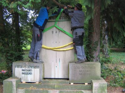 Steinmetz- und Steinbildhauer/in Steinmetze und Steinbildhauer sind eine Berufsgruppe, welche kreativ, manchmal sogar künstlerisch tätig sind. Dieser angesehene Handwerksberuf verspricht keine Eintönigkeit. Europaweit werden ausgebildete Steinmetze gesucht. Daher sind wir auch bestrebt, neben unseren eigenen Nachwuchs, junge Menschen für diesen Beruf zu begeistern und entsprechend auszubilden. Durch die schulische Ausbildung in Demitz-Thumitz und die überbetriebliche Ausbildung in Wunsiedel werden die durch unser Institut vermittelten Kenntnisse im Grabmalbereich ergänzt. In der Gothaer Bestattungsinstitut GmbH erlernten bisher 2 Jungs diesen Handwerksberuf. Die Tätigkeit im Überblick Steinmetze und Steinbildhauer bzw. Steinmetzinnen und Steinbildhauerinnen der Fachrichtung Steinmetzarbeiten verarbeiten Natur- und Kunststein zu Boden- und Fassadenplatten, Treppen oder Fensterumrahmungen. Darüber hinaus gestalten, fertigen und restaurieren sie Denkmäler aus Stein. Die Ausbildung im Überblick Steinmetz/in und Steinbildhauer/in der Fachrichtung Steinmetzarbeiten ist ein 3-jähriger anerkannter Ausbildungsberuf im Handwerk. Rahmenlehrplan-Steinmetz Typische Branchen Steinmetze und Steinbildhauer bzw. Steinmetzinnen und Steinbildhauerinnen der Fachrichtung Steinmetzarbeiten finden Beschäftigung in Betrieben der Naturwerkstein- sowie Natursteinbe- und -verarbeitung, z.B. in Steinmetz- und Grabsteinwerkstätten in Restaurierungsbetrieben für historische Gebäude und Steindenkmäler in Museumswerkstätten in Kirchenbauämtern Die Angaben (Texte und Bilder) wurden teilweise aus den Informationen der Bundesagentur für Arbeit übernommen.