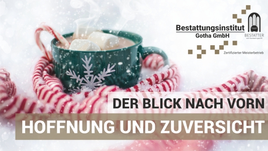 Warme Tasse Kakao winterlich geschmückt